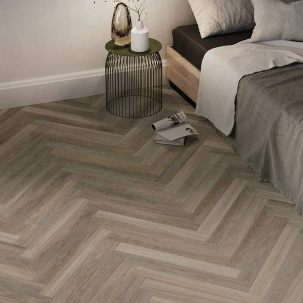 Parquet stratifié chêne clair – sol facile à poser et résistant - VAL D'OISE, FRANCE